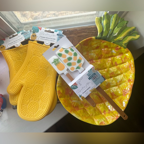 2 Pineapple Yellow Silicone Oven Mitt with 2 Spatulas & Pineapple Tray NWT - Picture 1 of 8